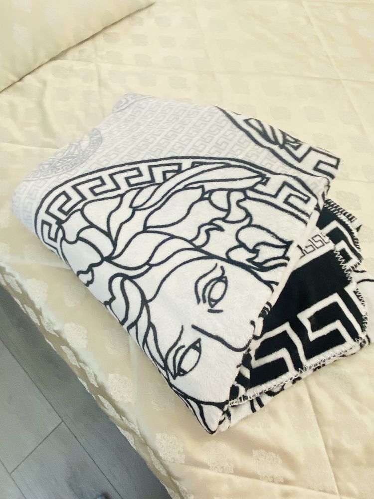 Одеяло versace в идеальном состоянии