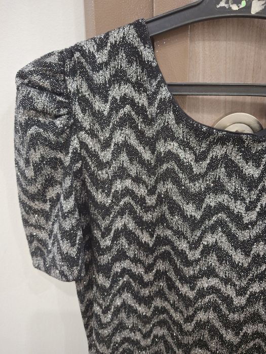 Рокля с лъскава нишка