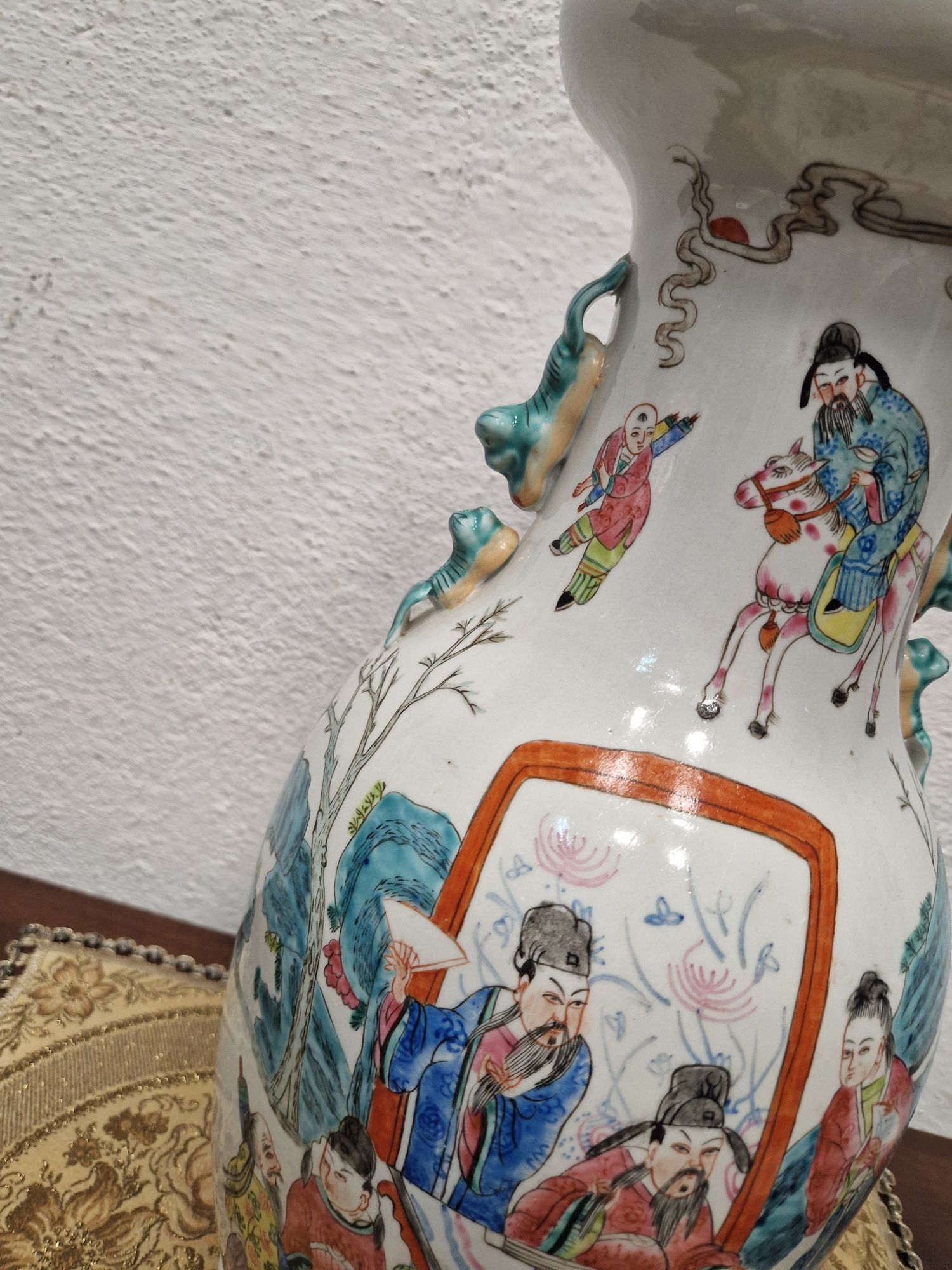 Китайска ваза с орнаменти