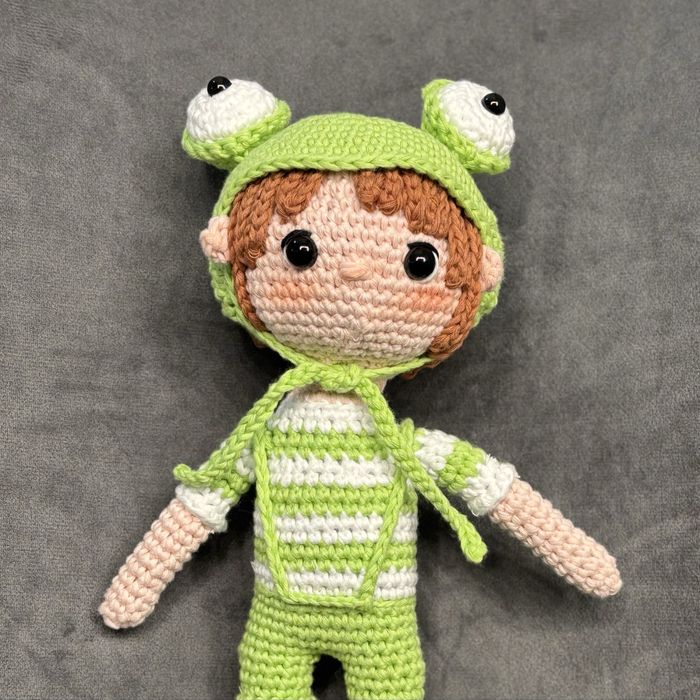 Плетена играчка Арти с жабешката шапка