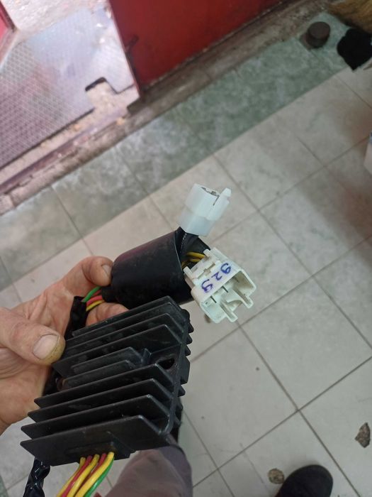 Продавам реле регулатор за honda 929rr