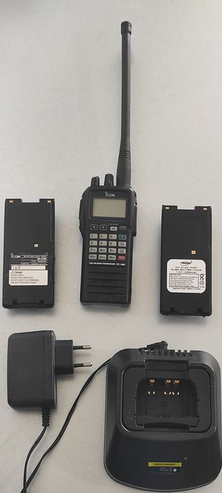 Statie radio portabila de aviatie ICOM A6E