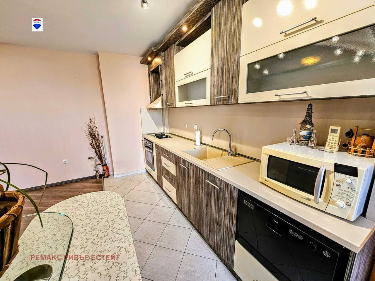 Дава се под наем Тристаен апартамент в Русе, Хъшове - 125 кв.м за 408 € - Снимка #3