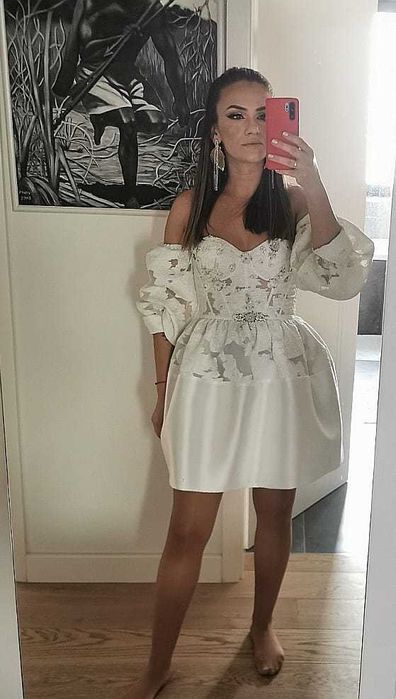 Vand doua rochii de mireasa