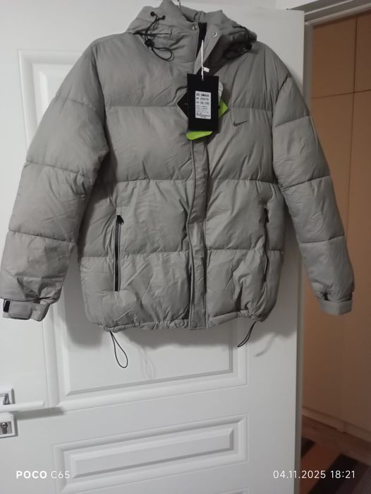 Спортивная зимняя куртка с капюшоном,новая, размер 46-48,рост 170 см