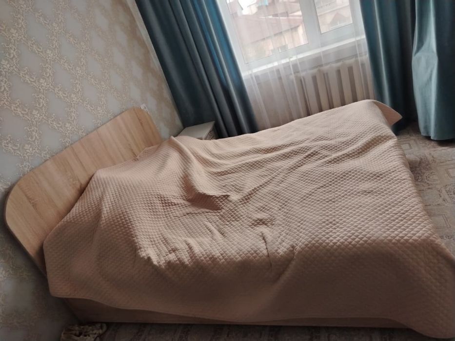 Двуспальная кровать с матрасом