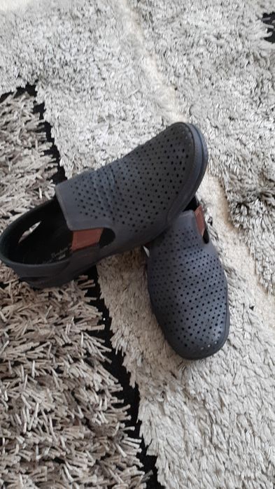 Vând pantofi perforati, barbatesti sport
