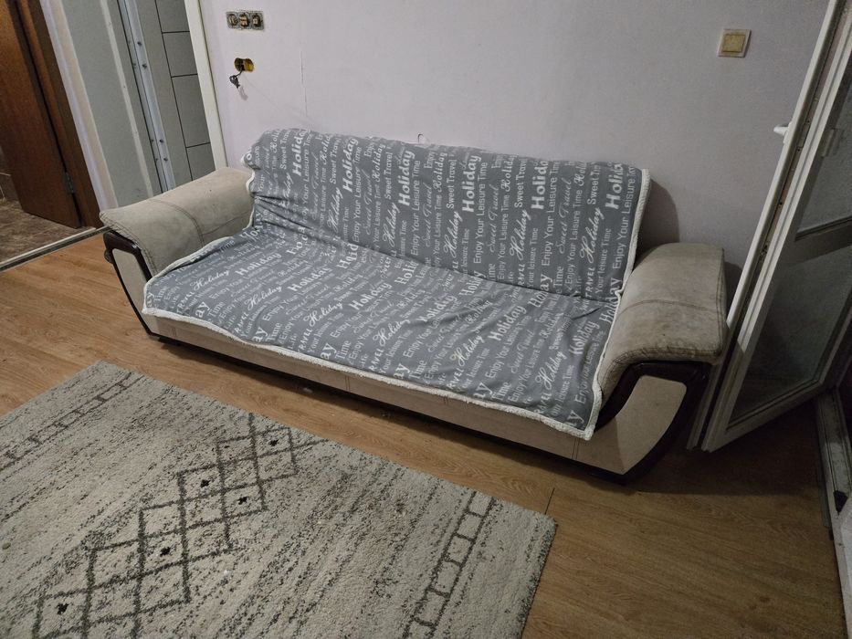 ПОДАРЯВА СЕ. Диван с три места