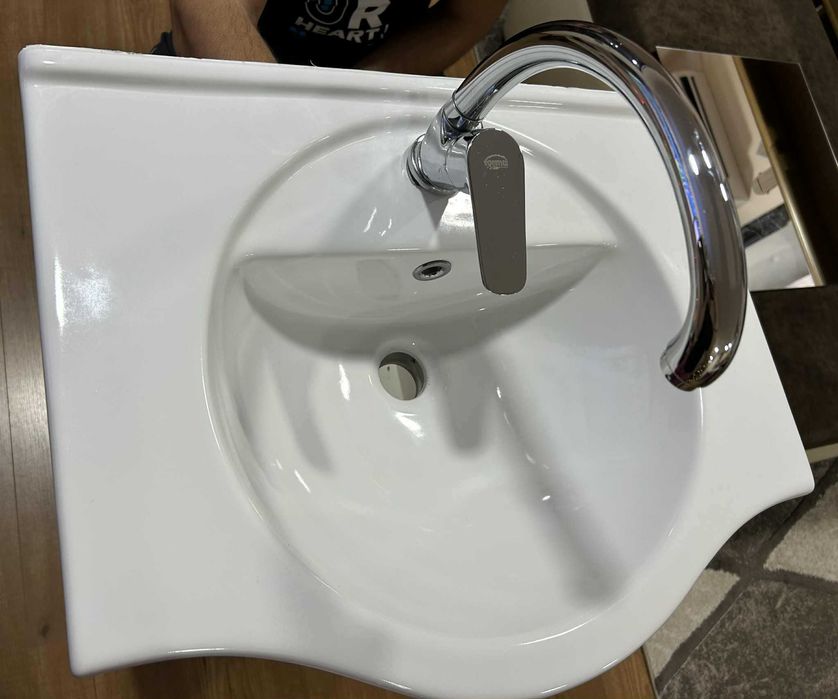 Долен шкаф за баня с умивалник, смесител и огледало