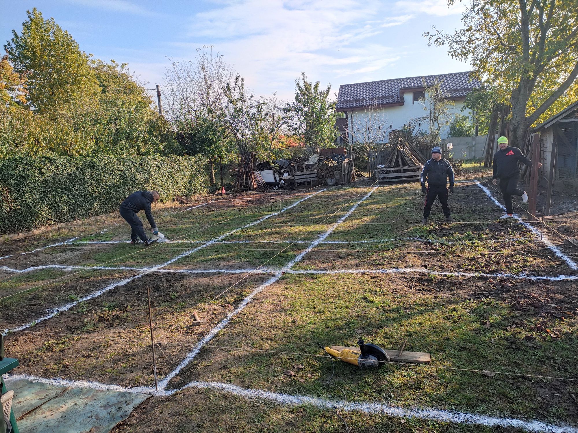 Constructii case la rosu gri și cheie.