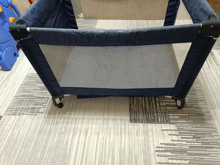 Продается детский манеж на колесиках, складной