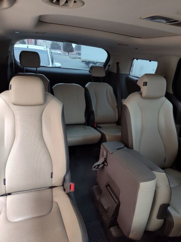 Kia Carnival (полной комплектацией)