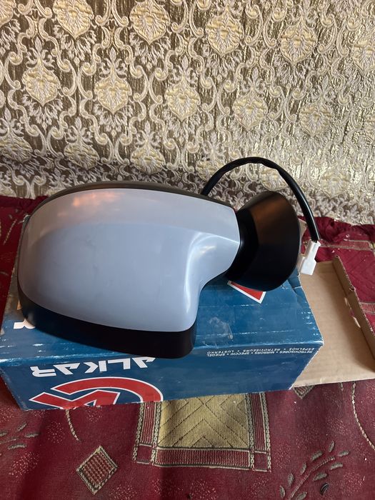 Ларгустың оң жақ айнасы сатылады