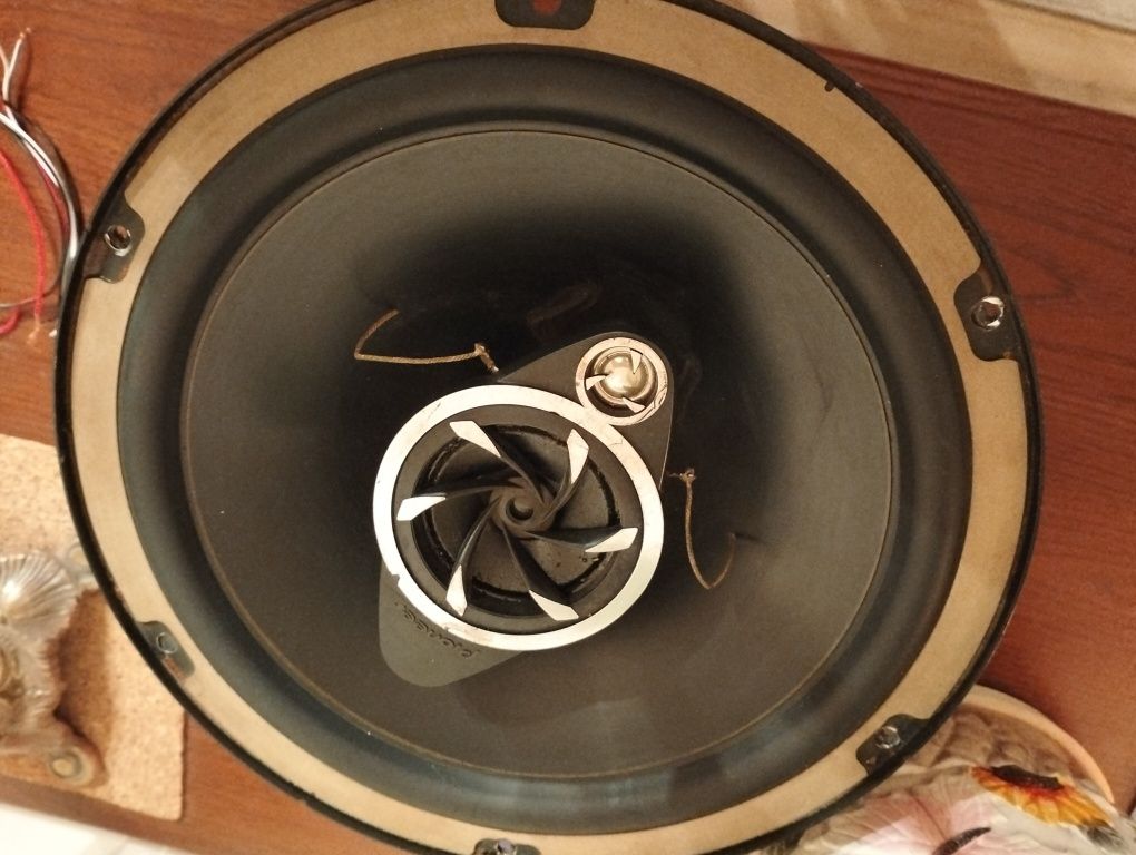 говорители pioneer 25 sm трилентови , 100 вата единия . Комплект двата