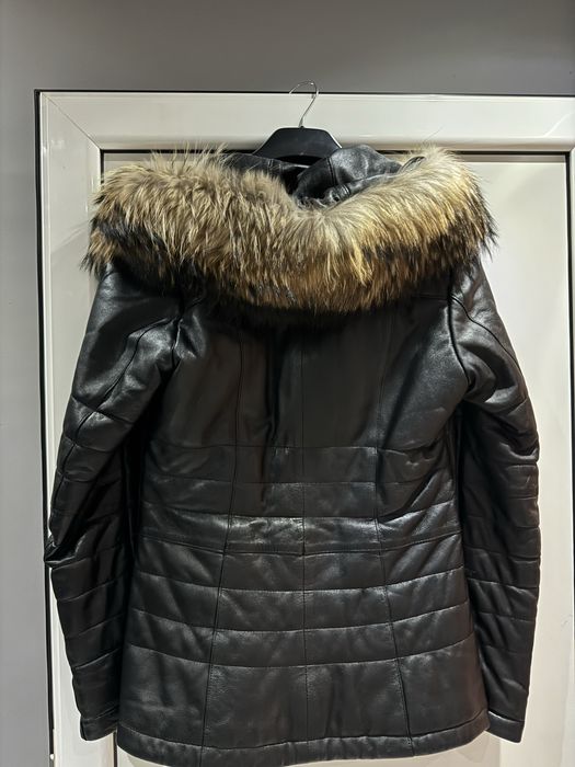 Зимно яке от естесвена кожа, с качулка от естесвена яка!