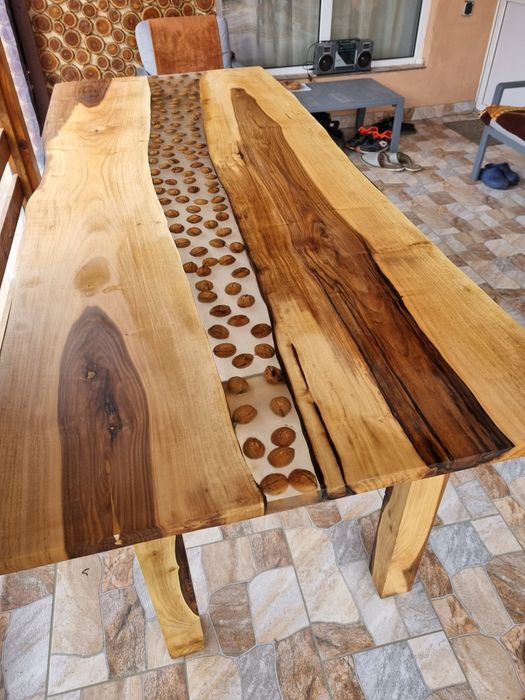 Mese lemn nuc si rasina epoxidica