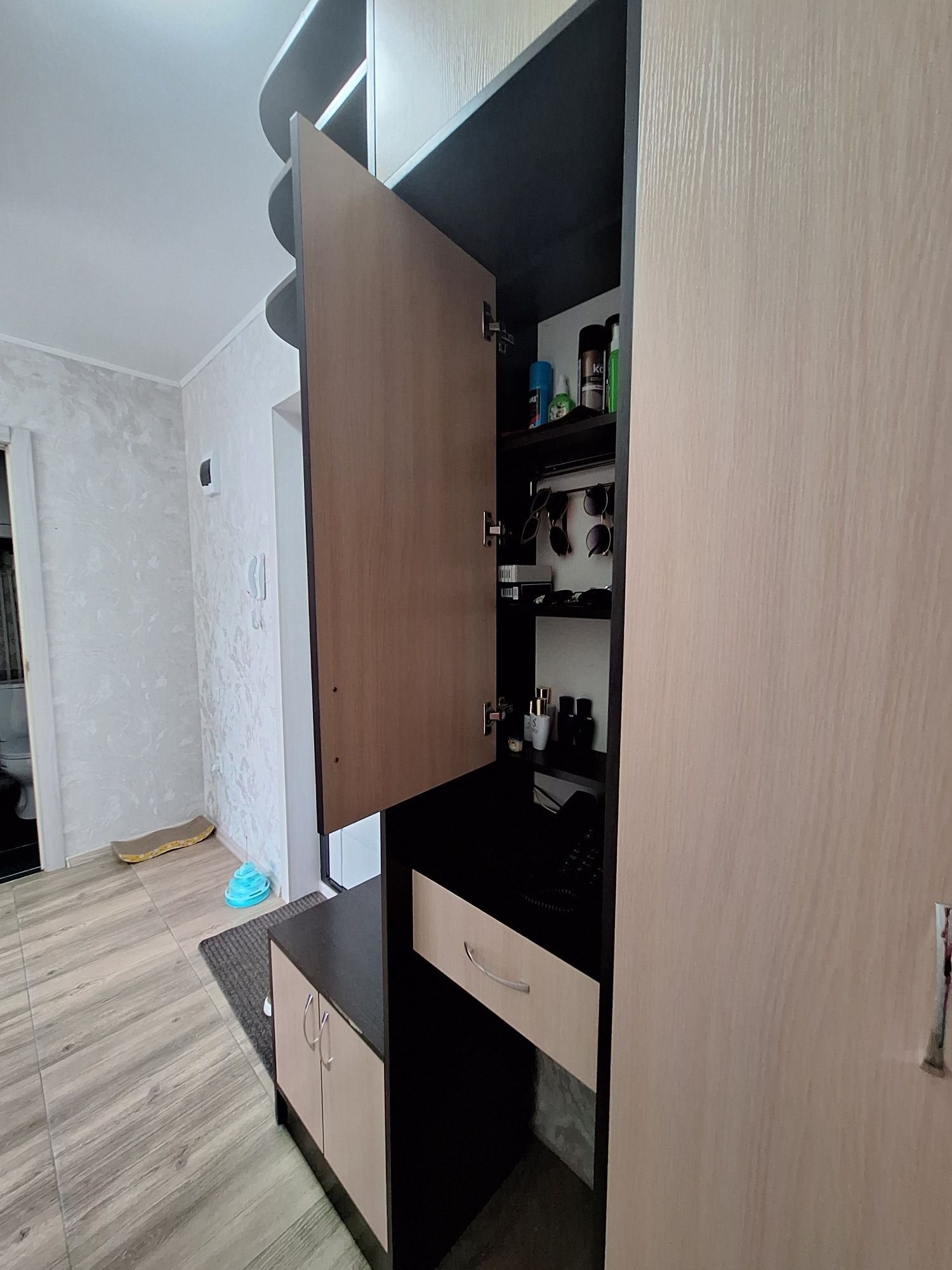 Продаётся прихожая