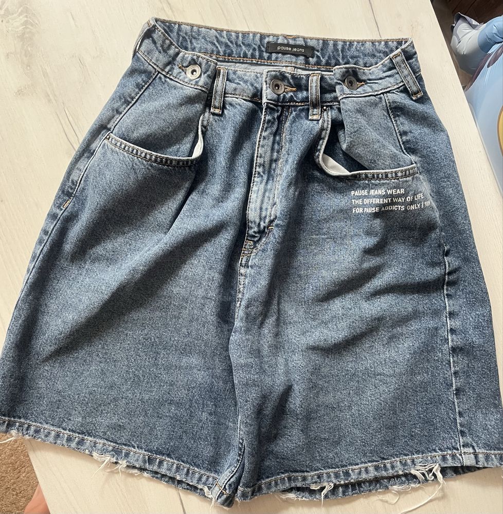 Дрехи на марката Pause Jeans и Negative Wear