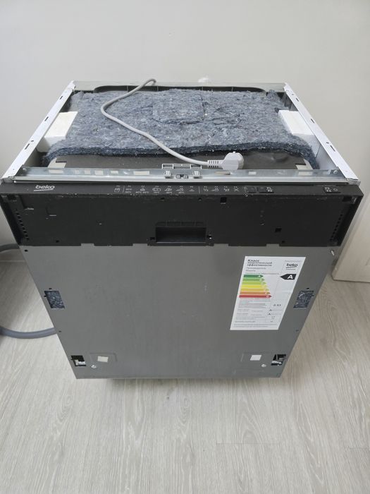 Продам встраеваемую посудомоечную машину