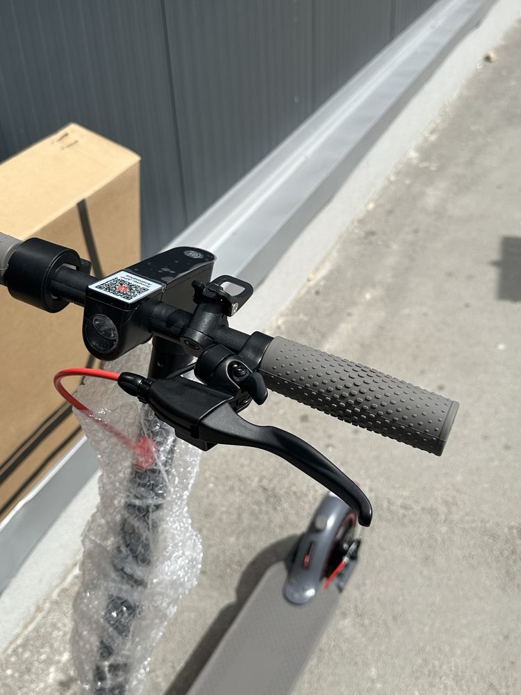 Продавам чисто нова електрическа тротинетка  T1 electric scooter