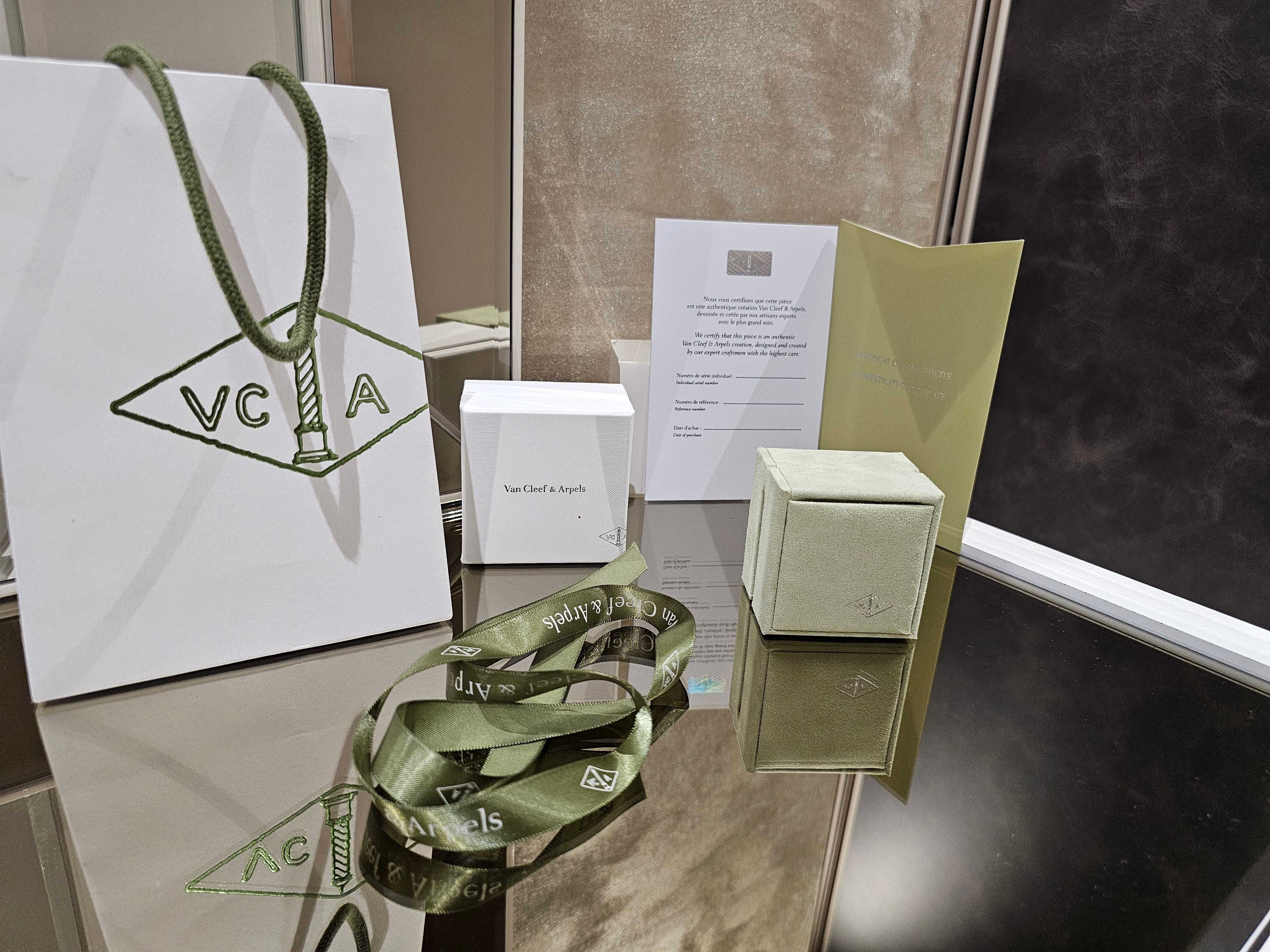 Van Cleef & Arpels VCA Пълен Комплект Кутия и Сертификат Обеци Пръстен