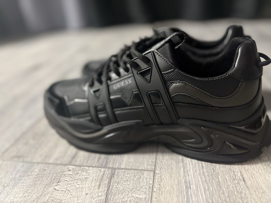 Adidași guess noi nouți.