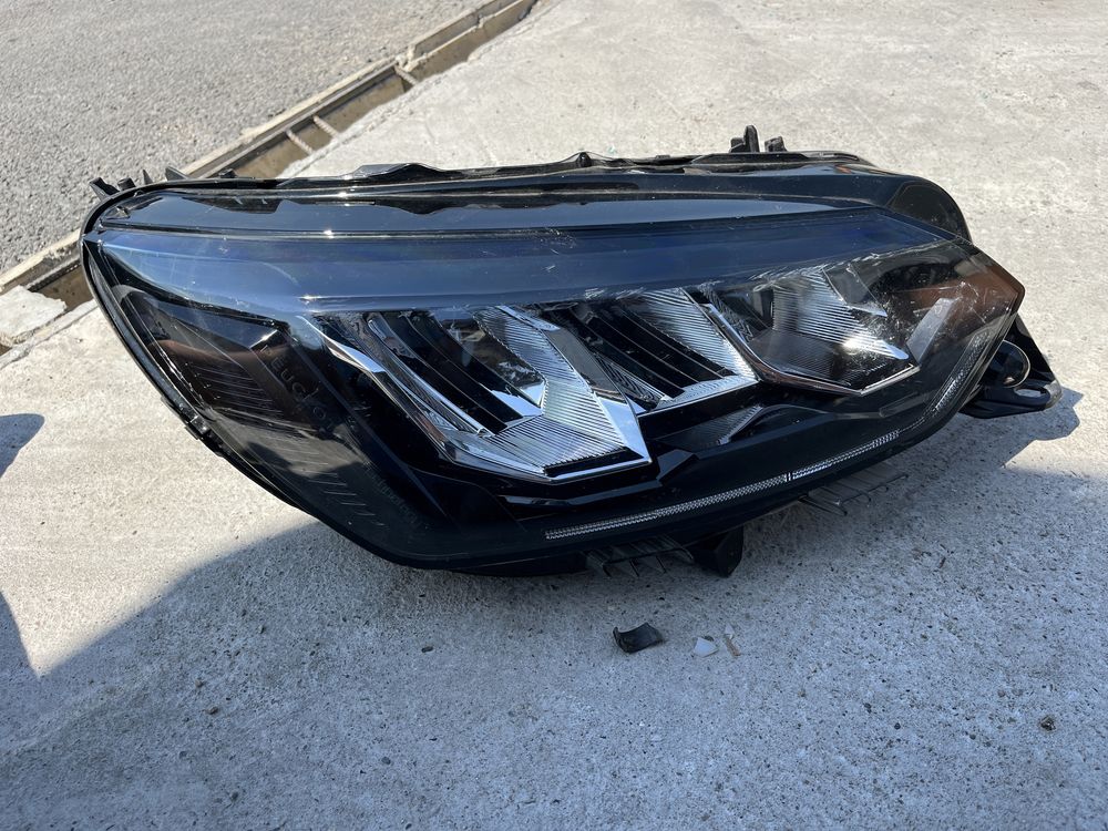 2 броя десен и 1 брой ляв фар Peugeot 208 2 2019-