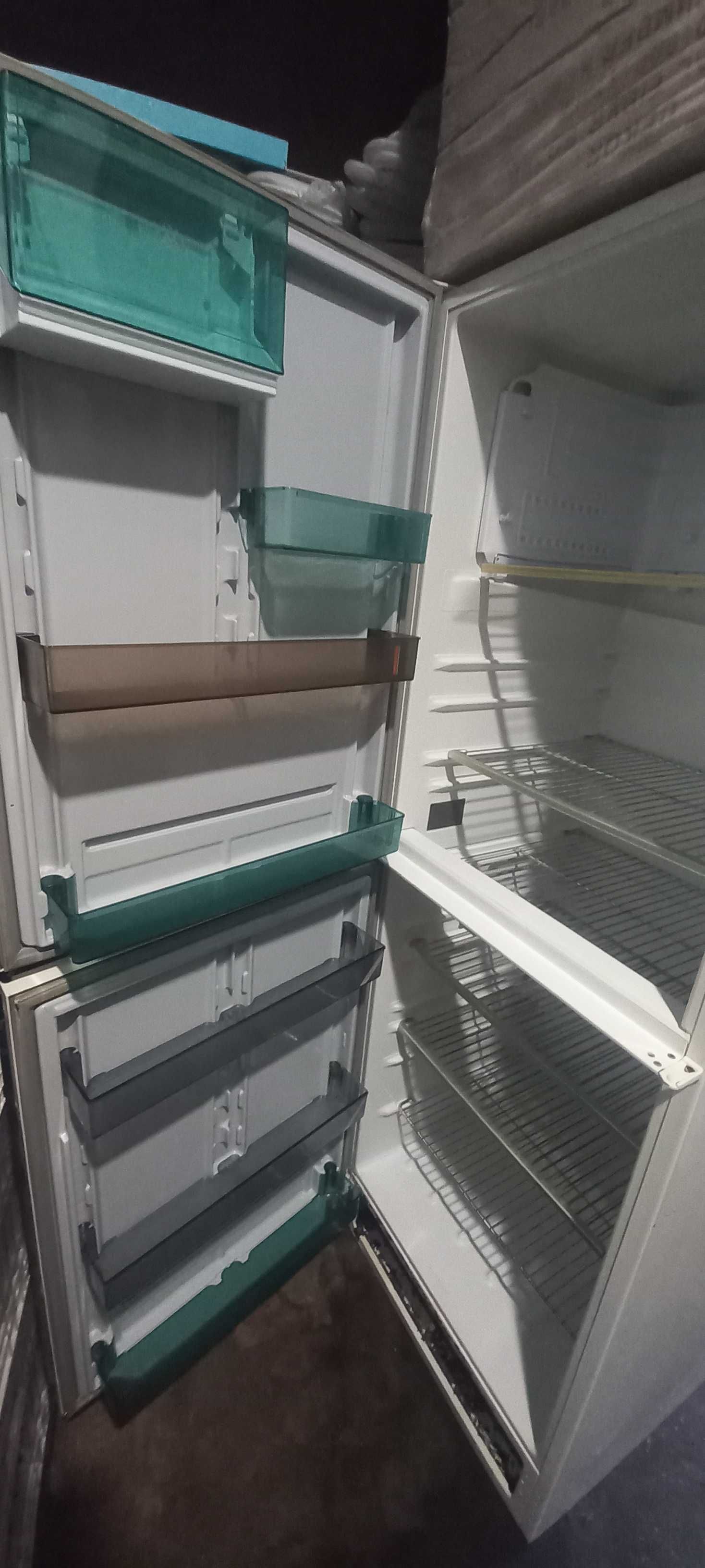 Хладилник с две врати