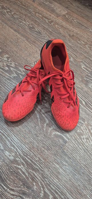 Продаются футбольные бутсы.