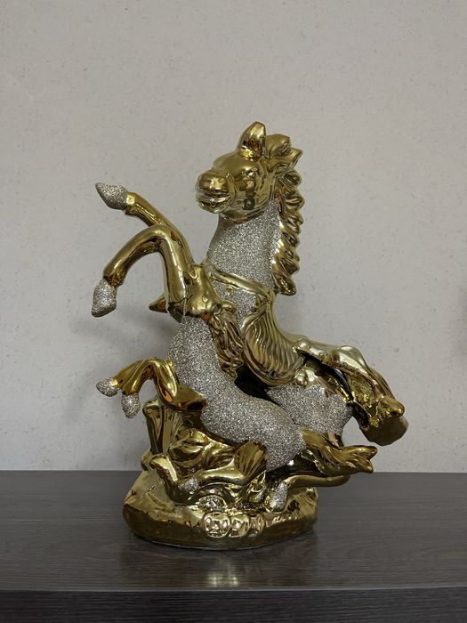 Статуя лошади с жеребенком