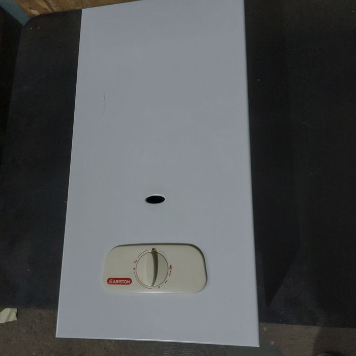 Instant apa calda pe gaz Ariston