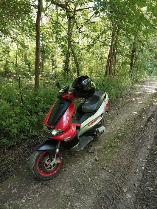 Vand gilera runner 49 cm racire pe apa,scuterul este full malossi