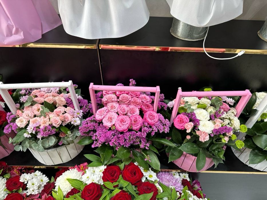 Savatli gullar atirgul korzinka
