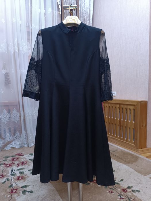 Женская одежда.  Чёрный пиджак, черные и зелёные платье