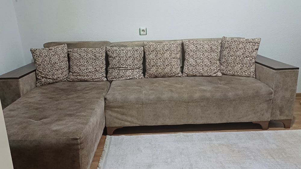 Продава се диван който става на легло   с подлистник с етажерка