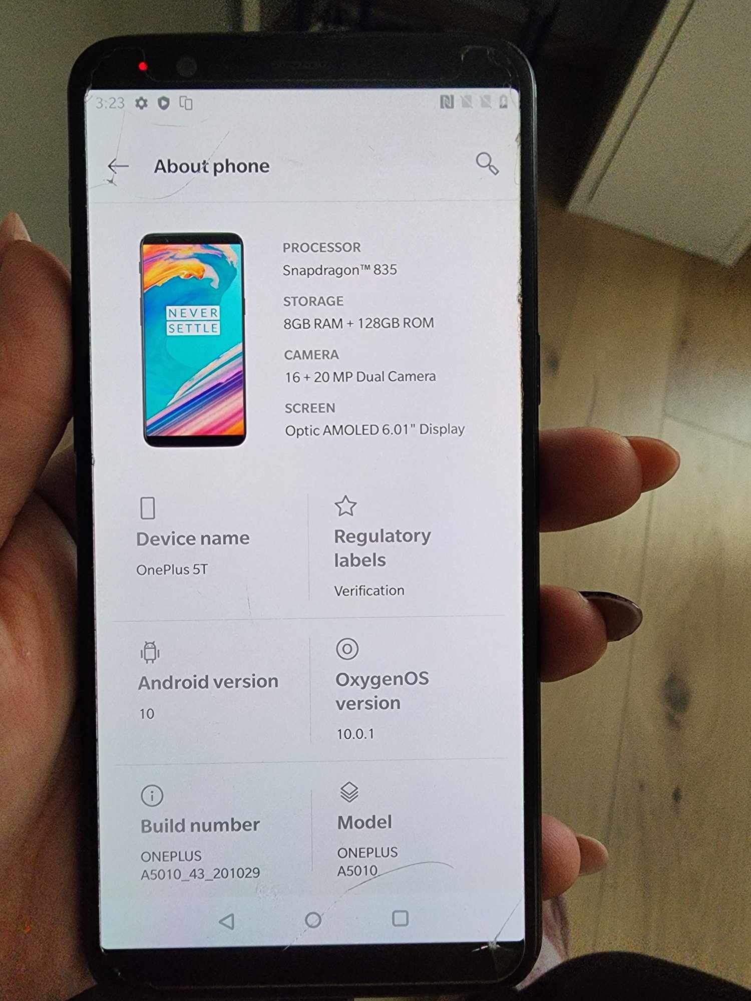 Продава се oneplus 5t със леки забележки.