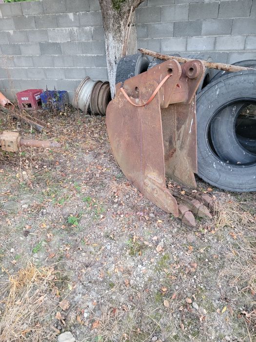 Vând excavator pe roti