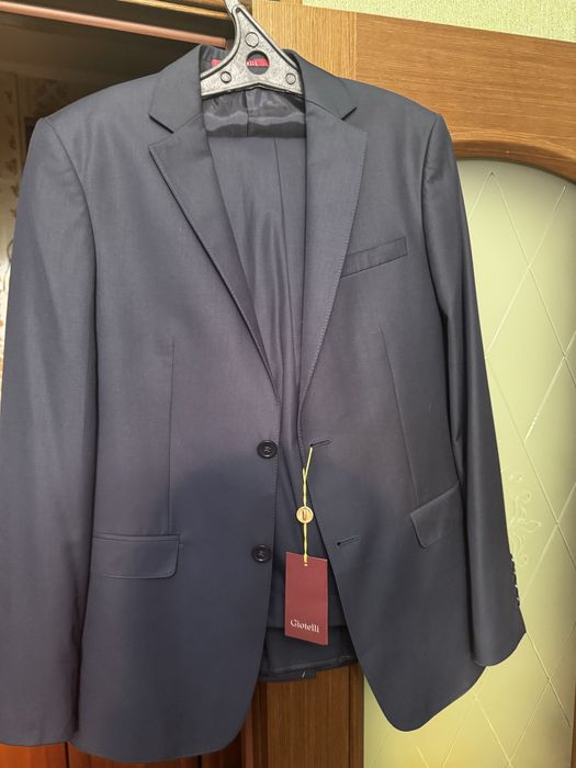 Костюм школьный новый 38 размер