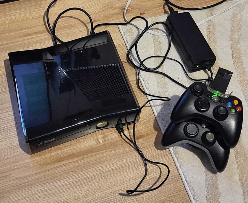Xbox 360 + 2 безжични джойстика + игри + кабели