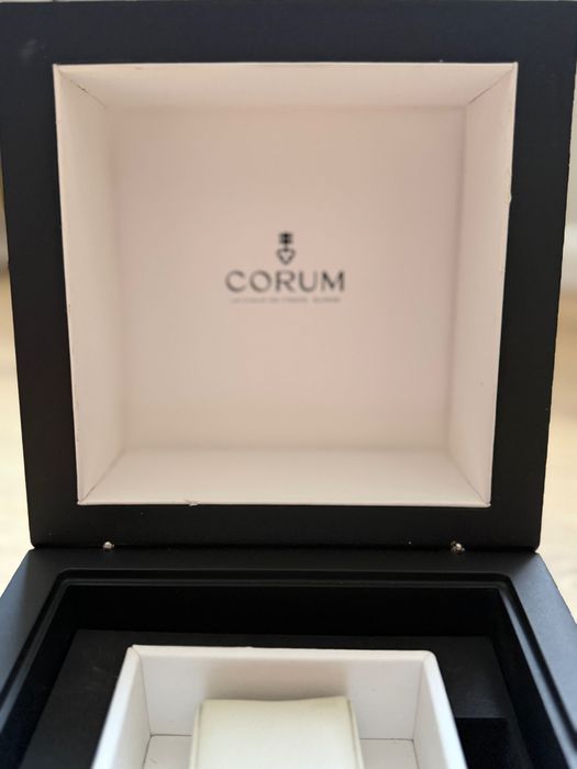 Corum кутия за часовник