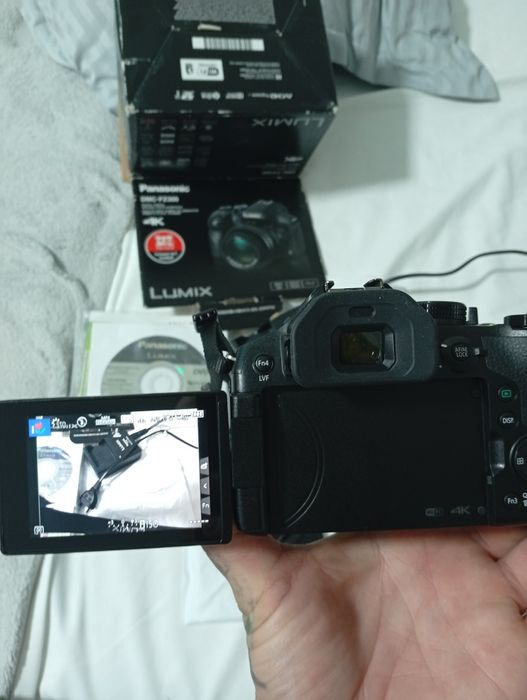 Aparat foto digital Panasonic LUMIX FZ300 cu zoom extins, 12,1 megapix