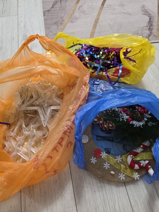 Отдам бесплатно гирлянды и новогодние украшения