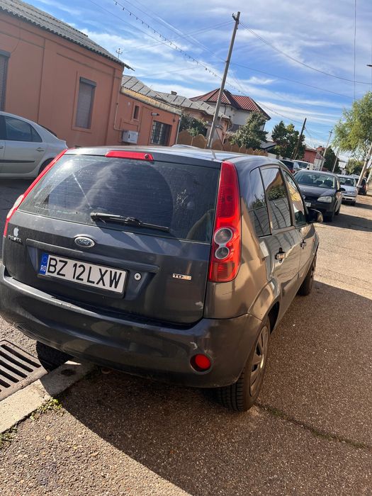 Vând ford fiesta