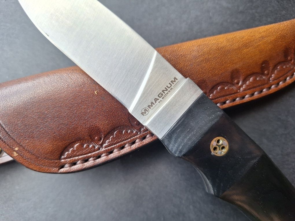 Ловен нож Boker-Magnum с кожена кания.