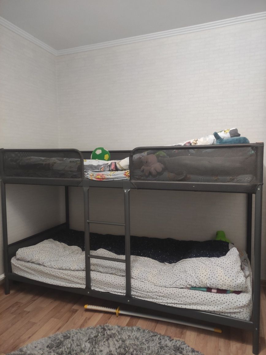 Кровать двухъярусная.
