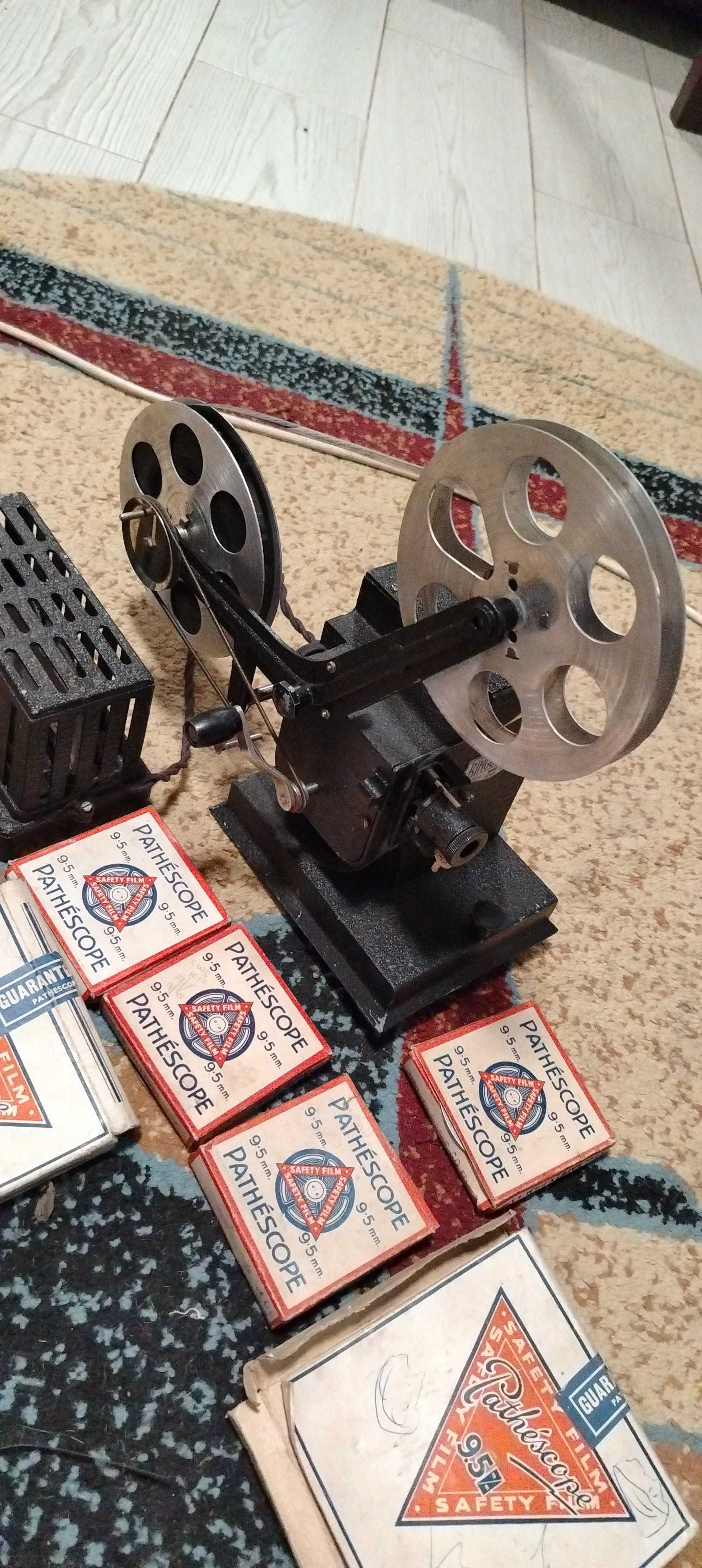 Vând video proiector manual cu film. Raritate