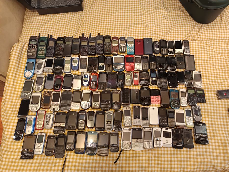 Vând 120 de telefoane