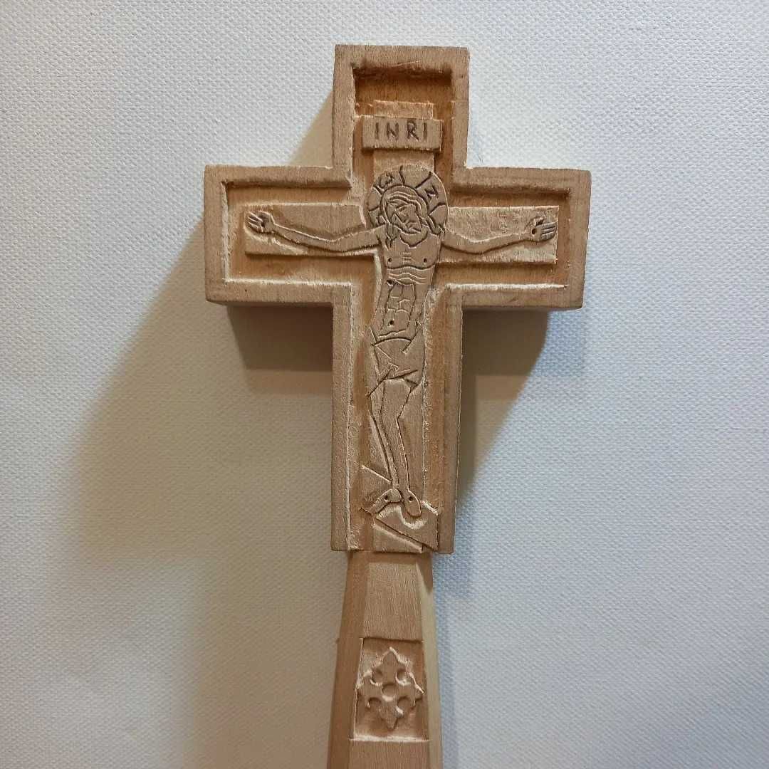 Cruce sculptată manual