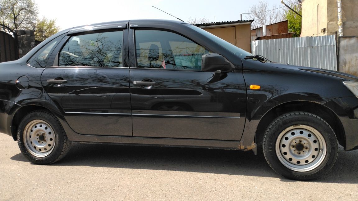 Lada Granta Black.