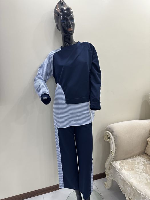 Set modern din doua piese , cu detalii in dungi si croiala lejera .